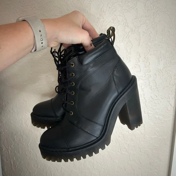 Dr. Martens Averil Women’s Leather Heeled Ankle Boot in Size 7 - Picture 10 of 10